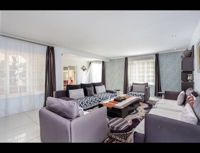 9 BEDROOM HOUSE TO LET IN CONSTANTIA